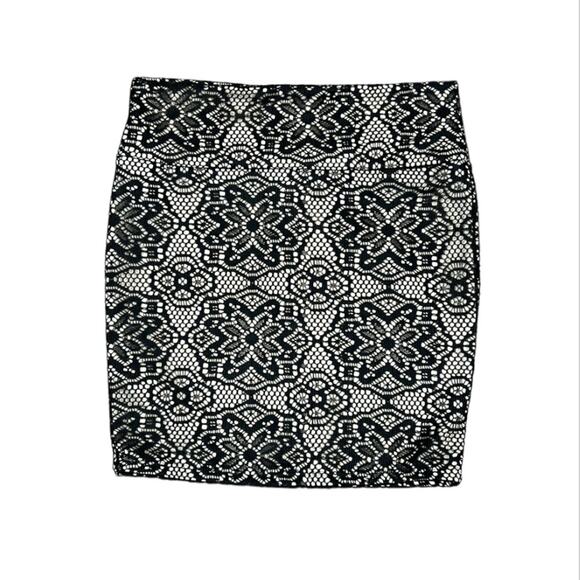Sensational Dresses & Skirts - Sensational floral lace mini skirt black & white size small